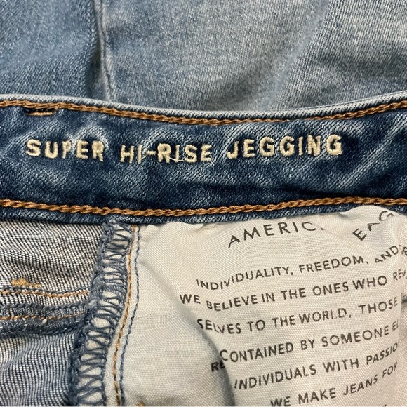 American Eagle Distressed Super Hi-Rise Jegging Jeans. Size 2 - Picture 7 of 7